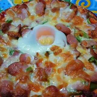 卵のせ☆ウインナーとベーコンとピーマンのピザ